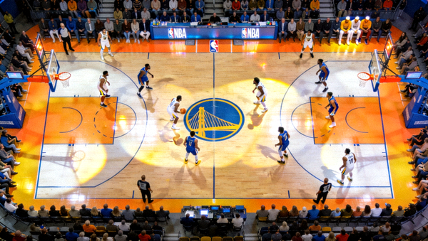 NBA 篮球馆内比赛进行中的场地俯视视角画面